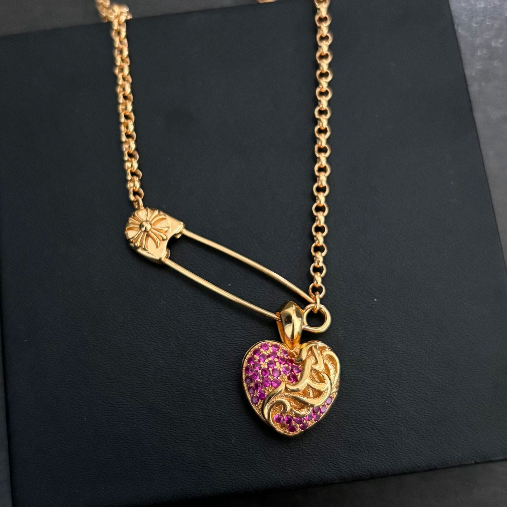 Chrome Hearts diamond-studded versatile heart pendant